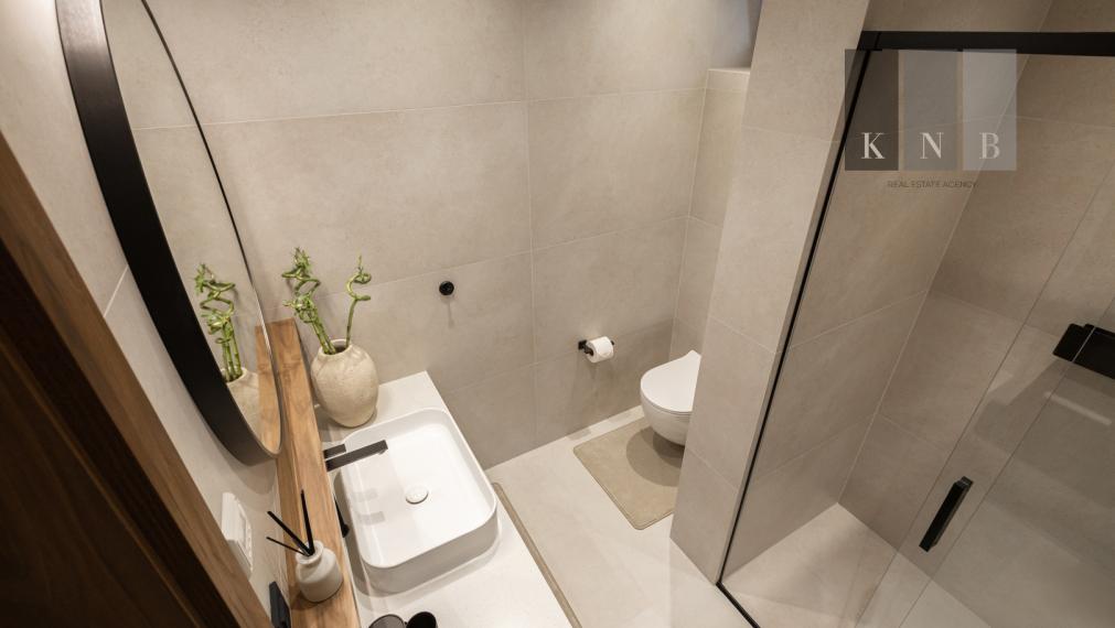 Predaj úplne nového, luxusného a kompletne zariadeného apartmánu s bazénom iba 100 metrov od mora – Rogoznica, Chorvátsko