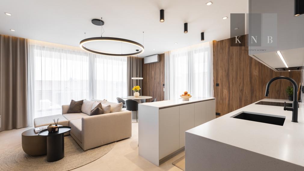 Predaj úplne nového, luxusného a kompletne zariadeného apartmánu s bazénom iba 100 metrov od mora – Rogoznica, Chorvátsko
