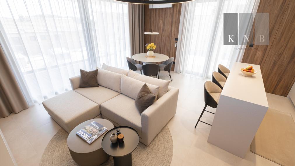 Predaj úplne nového, luxusného a kompletne zariadeného apartmánu s bazénom iba 100 metrov od mora – Rogoznica, Chorvátsko