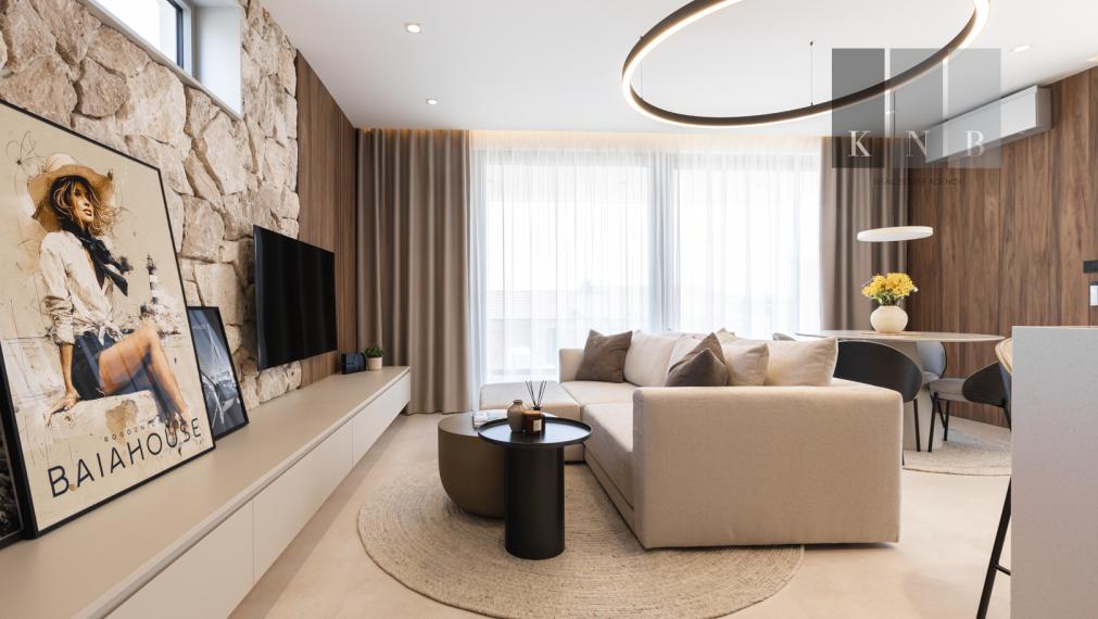 Predaj úplne nového, luxusného a kompletne zariadeného apartmánu s bazénom iba 100 metrov od mora – Rogoznica, Chorvátsko