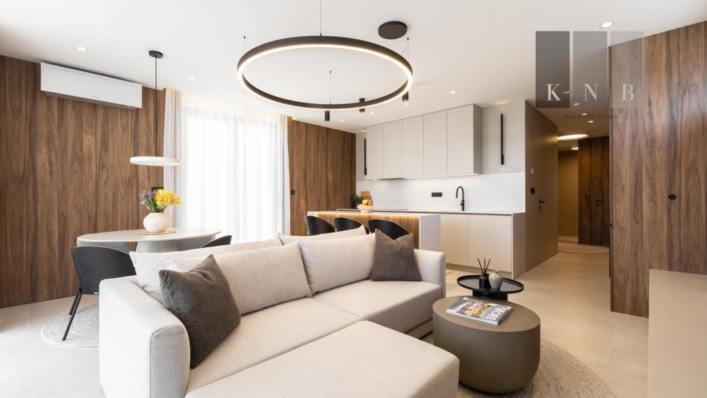 Predaj úplne nového, luxusného a kompletne zariadeného apartmánu s bazénom iba 100 metrov od mora – Rogoznica, Chorvátsko