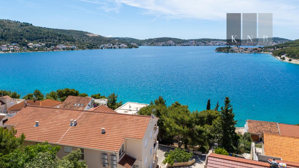 Predaj úplne nového, luxusného a kompletne zariadeného apartmánu s bazénom iba 100 metrov od mora – Rogoznica, Chorvátsko