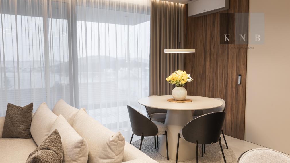 Predaj úplne nového, luxusného a kompletne zariadeného apartmánu iba 100 metrov od mora – Rogoznica, Chorvátsko