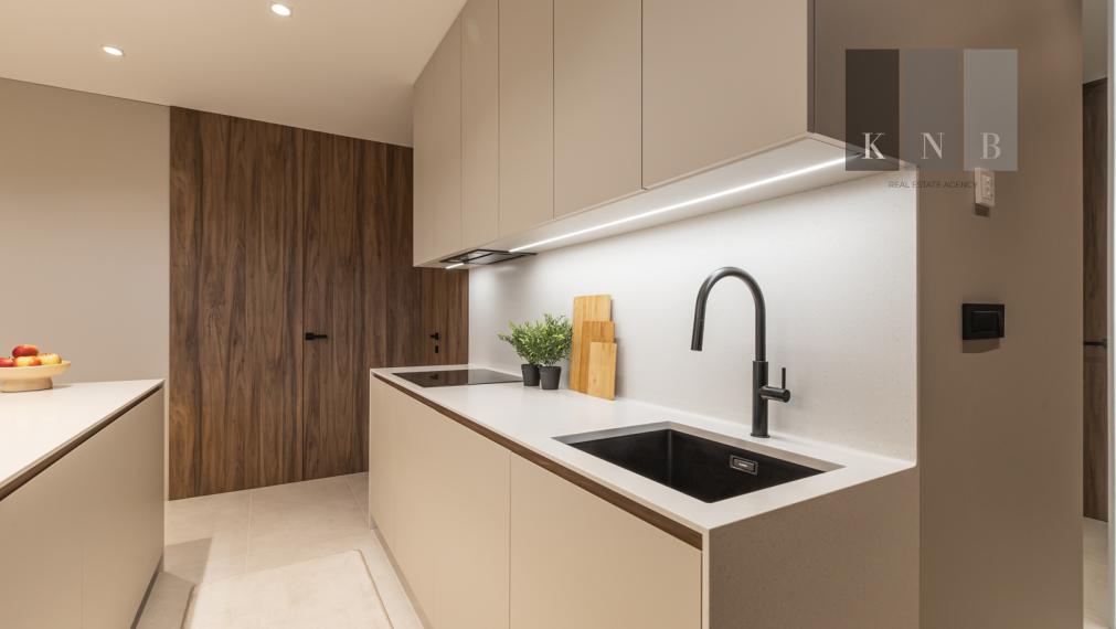 Predaj úplne nového, luxusného a kompletne zariadeného apartmánu iba 100 metrov od mora – Rogoznica, Chorvátsko