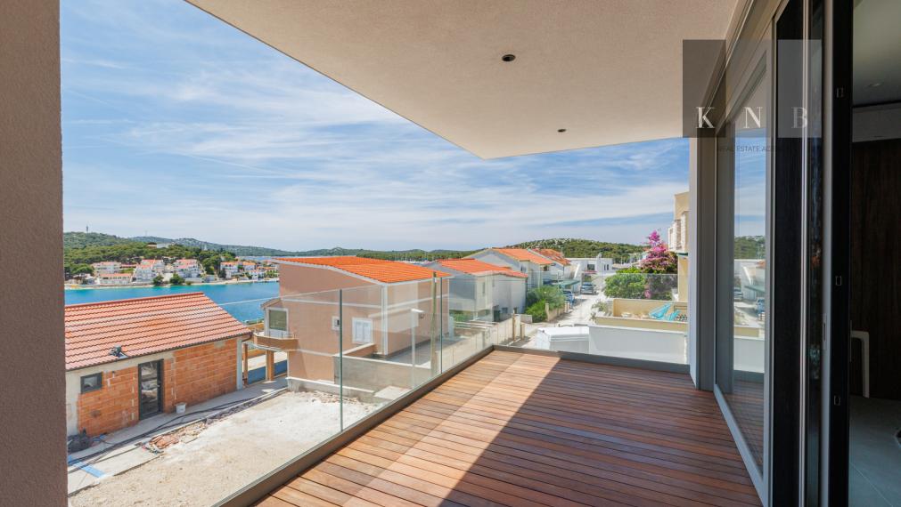 Predaj úplne nového, luxusného a kompletne zariadeného apartmánu iba 100 metrov od mora – Rogoznica, Chorvátsko