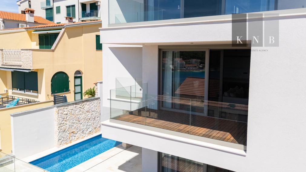 Predaj úplne nového, luxusného a kompletne zariadeného apartmánu iba 100 metrov od mora – Rogoznica, Chorvátsko