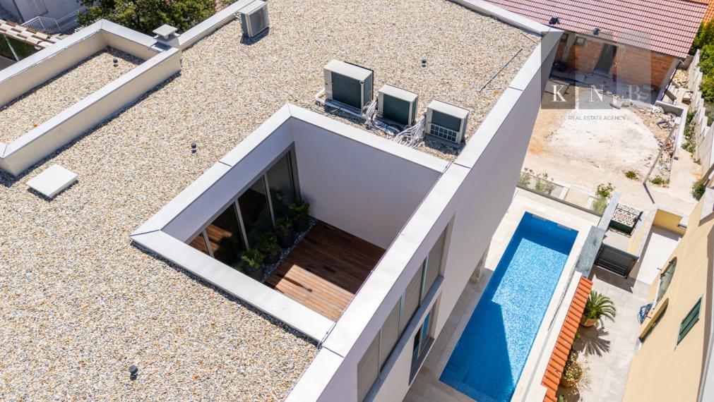 Predaj úplne nového, luxusného a kompletne zariadeného 2-podlažného apartmánu iba 100 metrov od mora – Rogoznica, Chorvátsko