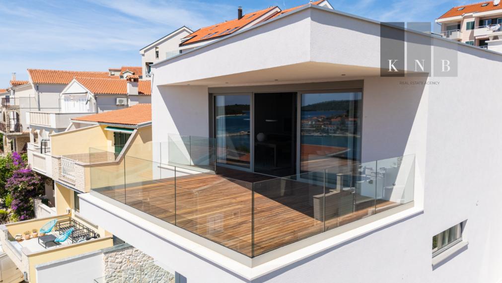 Predaj úplne nového, luxusného a kompletne zariadeného 2-podlažného apartmánu iba 100 metrov od mora – Rogoznica, Chorvátsko