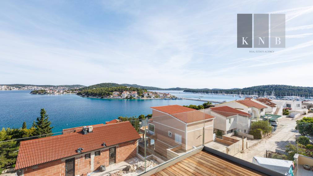 Predaj úplne nového, luxusného a kompletne zariadeného 2-podlažného apartmánu iba 100 metrov od mora – Rogoznica, Chorvátsko