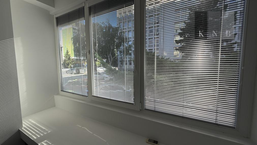 Prenájom samostatnej kancelárie 17 m² na prízemí kancelárskej budovy – Miletičova ulica, Bratislava