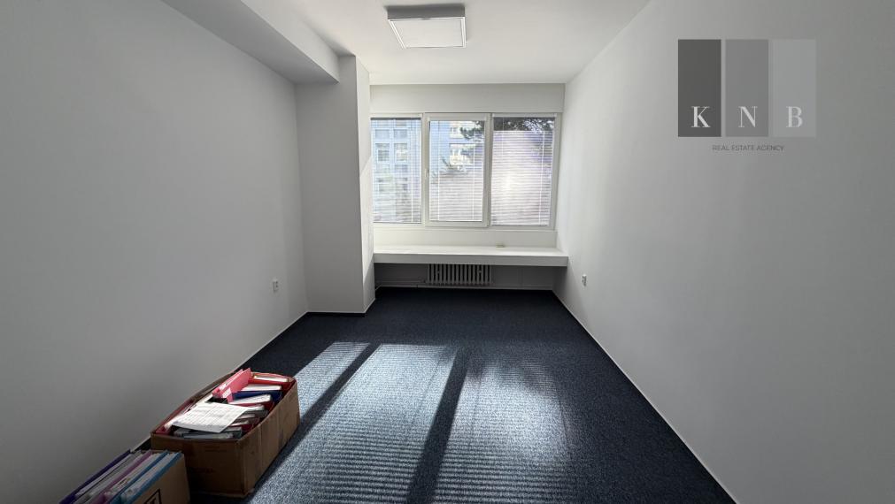 Prenájom samostatnej kancelárie 17 m² na prízemí kancelárskej budovy – Miletičova ulica, Bratislava