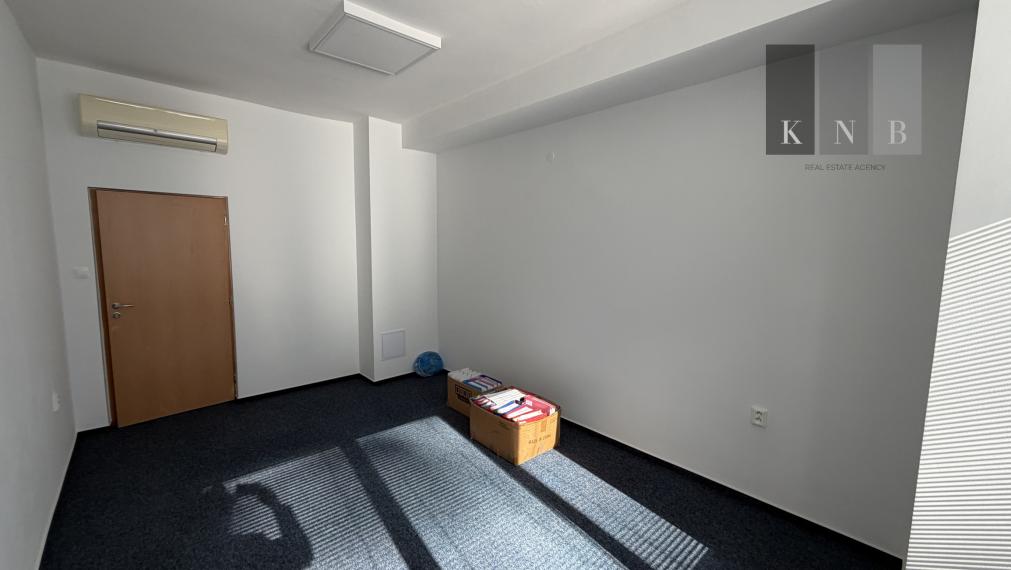 Prenájom samostatnej kancelárie 17 m² na prízemí kancelárskej budovy – Miletičova ulica, Bratislava