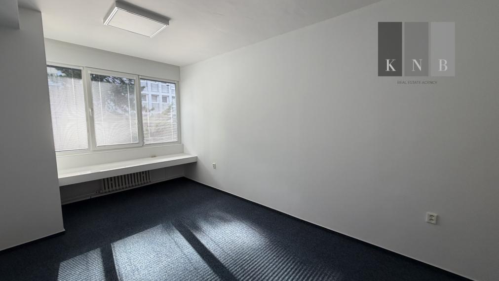 Prenájom samostatnej kancelárie 17 m² na prízemí kancelárskej budovy – Miletičova ulica, Bratislava