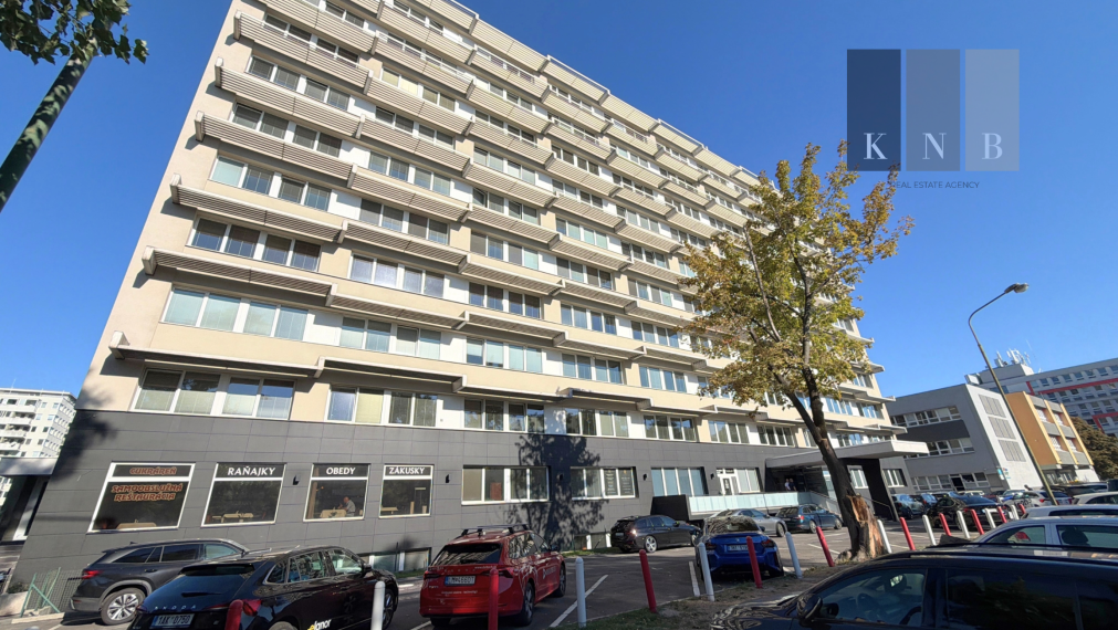 Prenájom samostatnej kancelárie 17 m² na prízemí kancelárskej budovy – Miletičova ulica, Bratislava