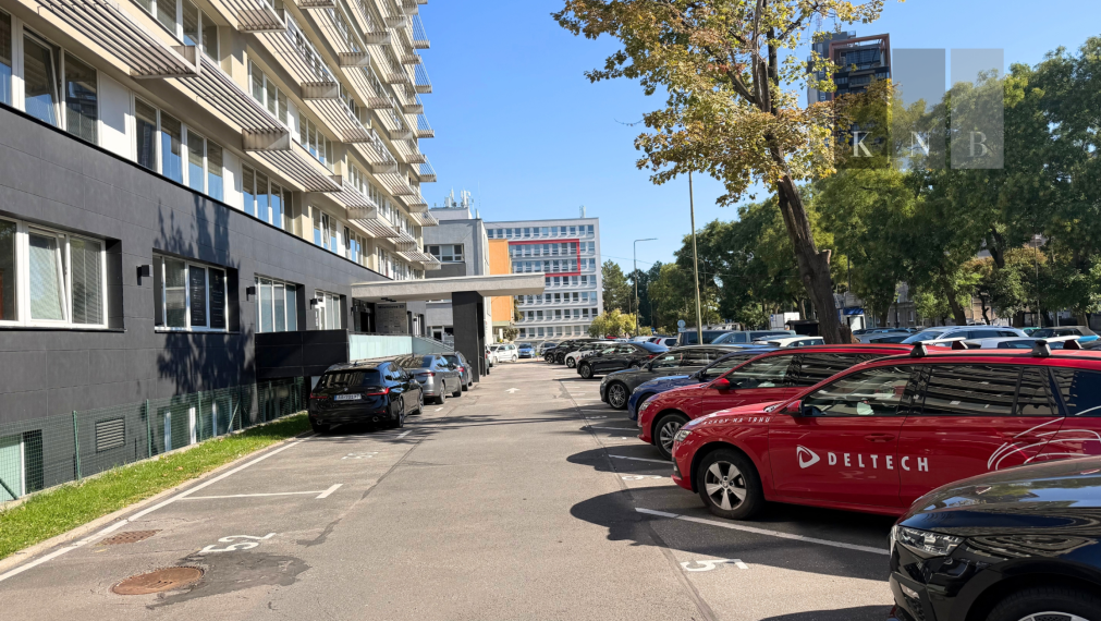 Prenájom samostatnej kancelárie 17 m² na prízemí kancelárskej budovy – Miletičova ulica, Bratislava