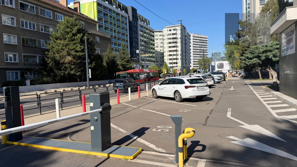 Prenájom samostatnej kancelárie 17 m² na prízemí kancelárskej budovy – Miletičova ulica, Bratislava