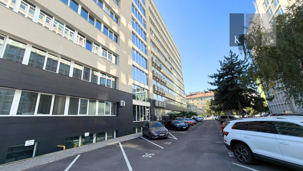 Prenájom samostatnej kancelárie 17 m² na prízemí kancelárskej budovy – Miletičova ulica, Bratislava