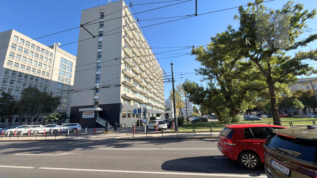 Prenájom samostatnej kancelárie 17 m² na prízemí kancelárskej budovy – Miletičova ulica, Bratislava