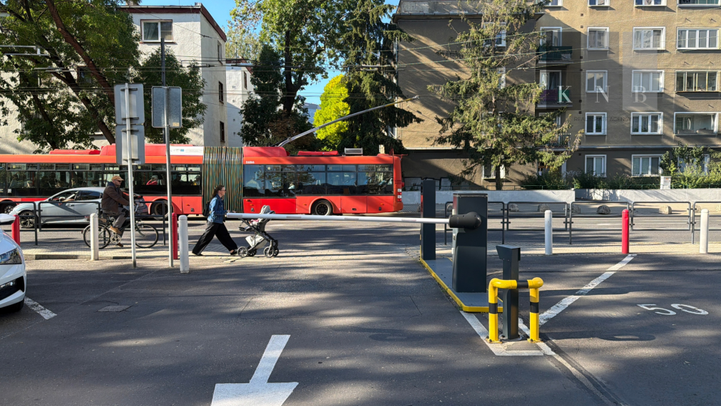 Prenájom samostatnej kancelárie 17 m² na prízemí kancelárskej budovy – Miletičova ulica, Bratislava