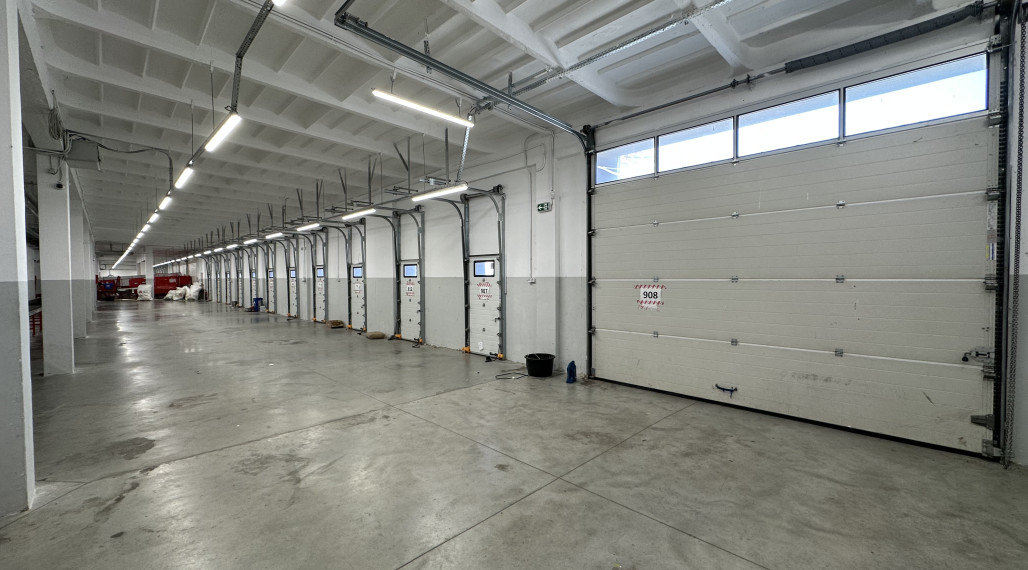 Prenájom distribučného centra 2444 m² s kanceláriami pri letisku v meste Bratislava