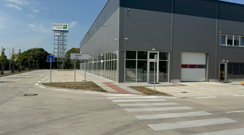 Retail space for rent 405 m² including 122 m² of offices next to Italian grocery store Cortelazzi in the city of Bratislava