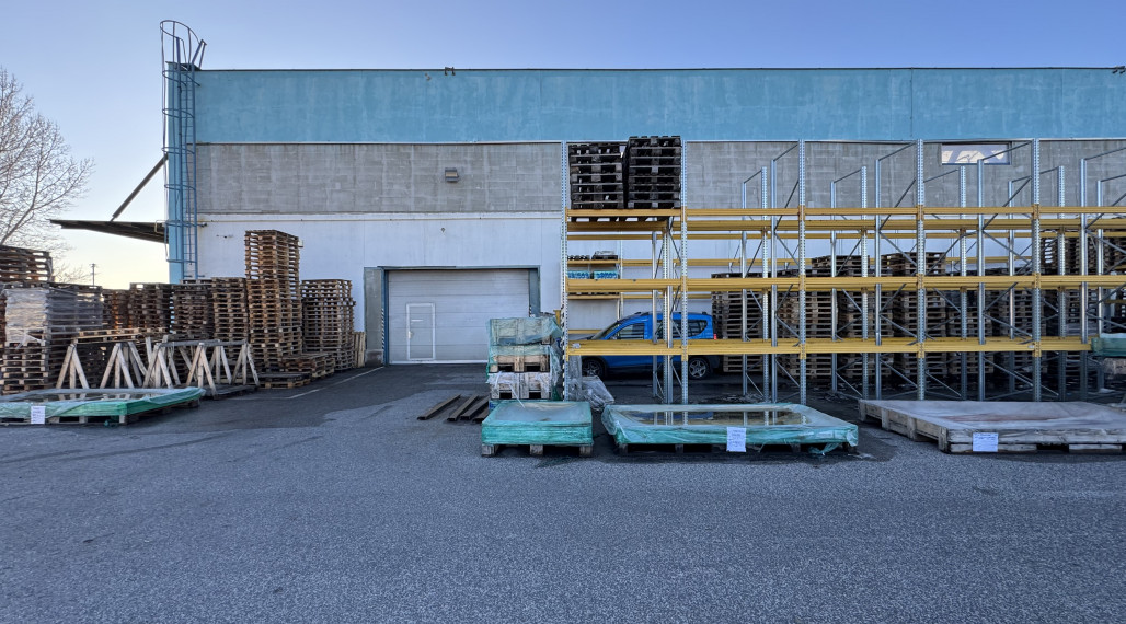 Warehouse space for rent 1070 m² with racking system in the city of Bratislava