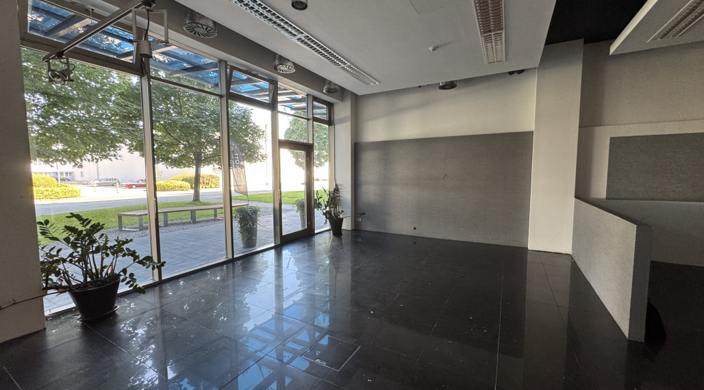 Prenájom prízemného obchodného priestoru 99 m² vo frekventovanej lokalite mesta Bratislava