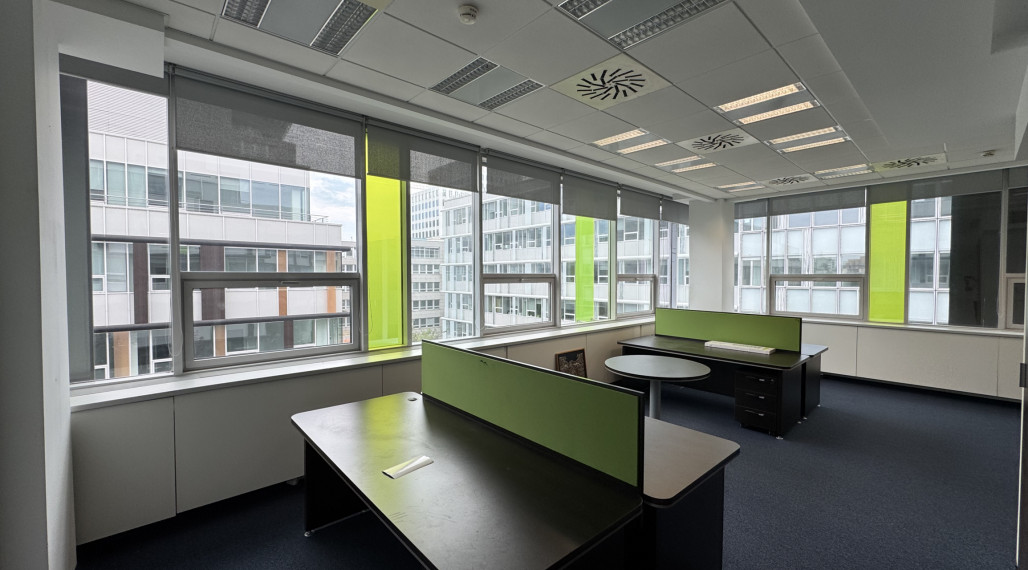 Prenájom samostatného kancelárskeho traktu 104 m² v skvelej lokalite v centre mesta Bratislava