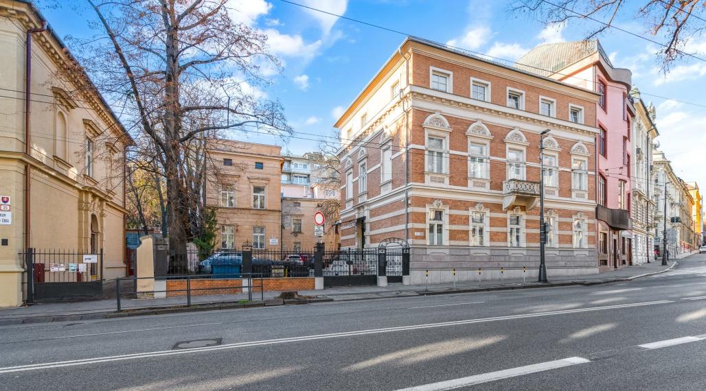 Prenájom samostatného kancelárskeho traktu 151,9 m² v zrekonštruovanej historickej budove na Štefánikovej ulici v meste Bratislava