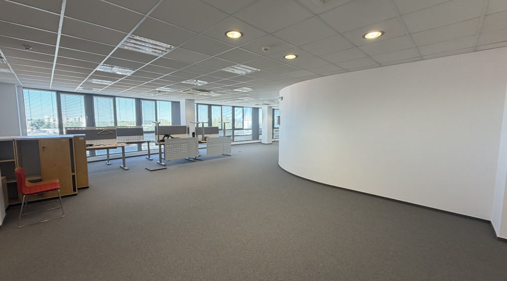 Prenájom samostatného kancelárskeho traktu 176 m² na Rožňavskej ulici v meste Bratislava