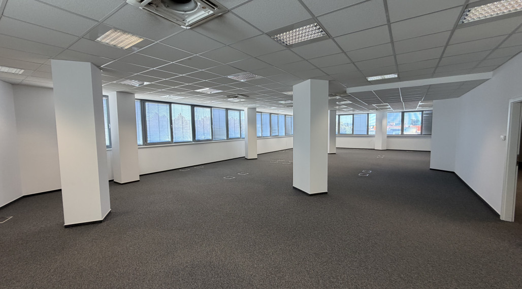 Prenájom samostatného kancelárskeho traktu 594,7 m² na Rožňavskej ulici v meste Bratislava
