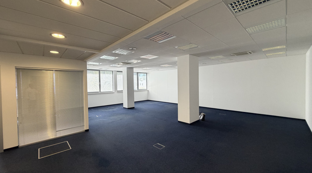Prenájom samostatného kancelárskeho traktu 173,6 m² na Rožňavskej ulici v meste Bratislava
