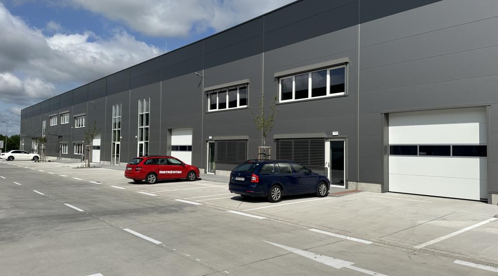 Prenájom obchodno-skladového priestoru 404 m² s modernými kanceláriami 128 m² – Bratislava, Bory