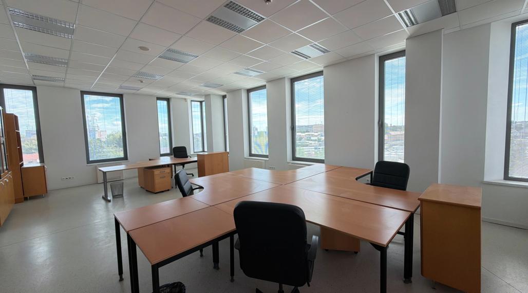 Prenájom samostatného kancelárskeho traktu 330 m² v skvelej lokalite pri Rožňavskej ulici – Bratislava, Nové Mesto