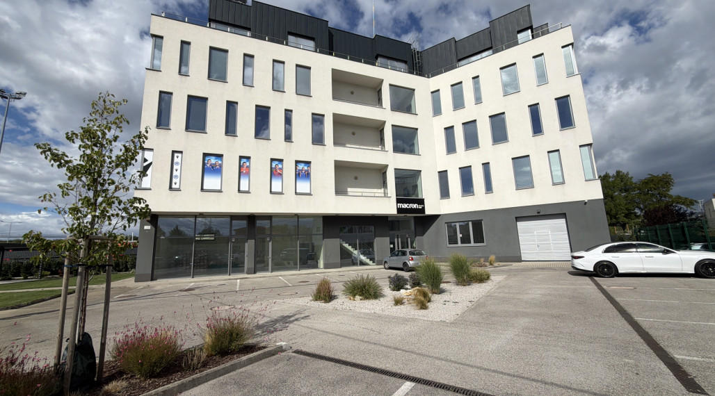 Prenájom samostatného kancelárskeho traktu 274 m² v skvelej lokalite pri Rožňavskej ulici – Bratislava, Nové Mesto