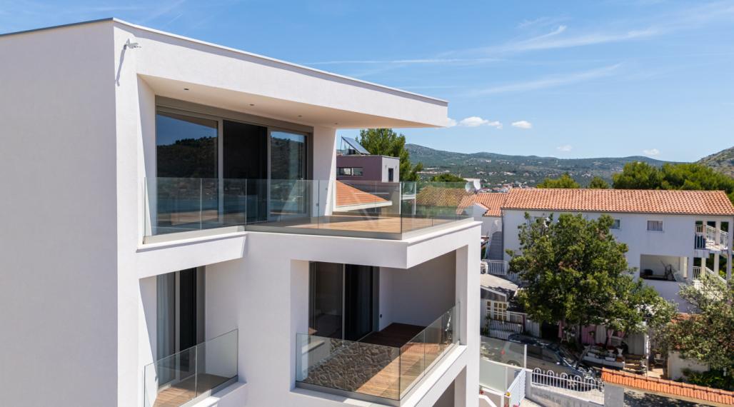 Predaj úplne nového, luxusného a kompletne zariadeného apartmánu iba 100 metrov od mora – Rogoznica, Chorvátsko