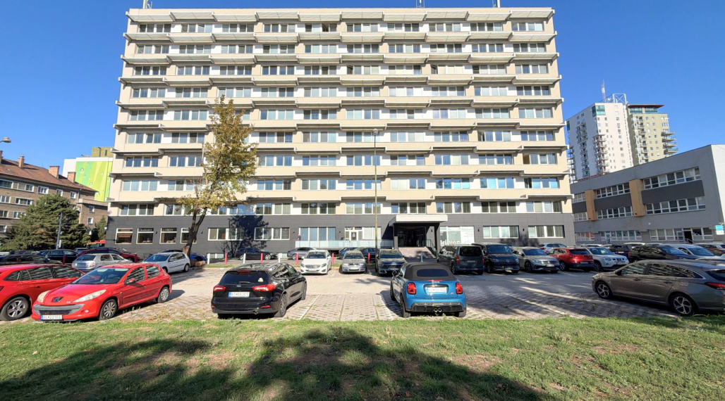 Prenájom samostatnej kancelárie 17 m² na prízemí kancelárskej budovy – Miletičova ulica, Bratislava