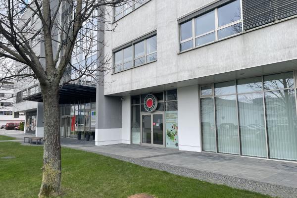 Prenájom obchodného priestoru o ploche 96m² na ulici Galvaniho v meste Bratislava
