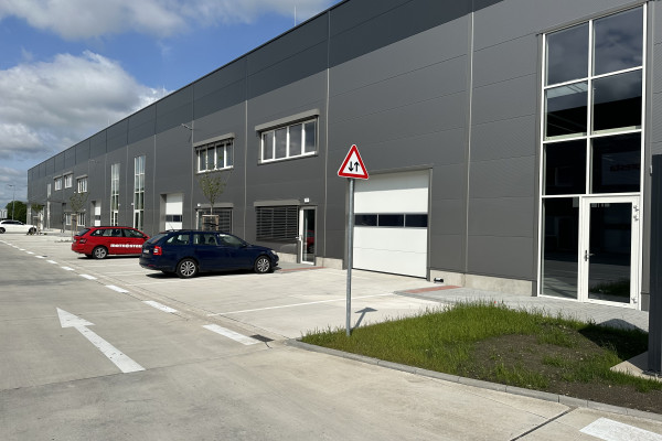 Prenájom rožného obchodného priestoru 450m² v časti Bratislava Bory