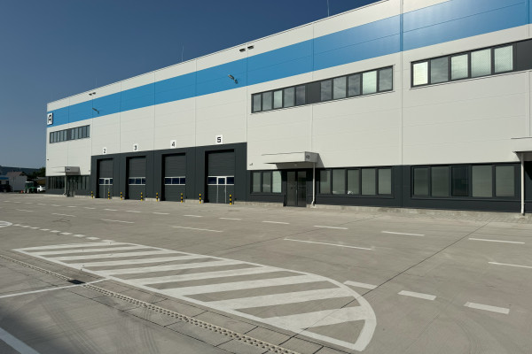 Prenájom 3 nových skladov od 800 m² vrátane kancelárií priamo v meste Bratislava