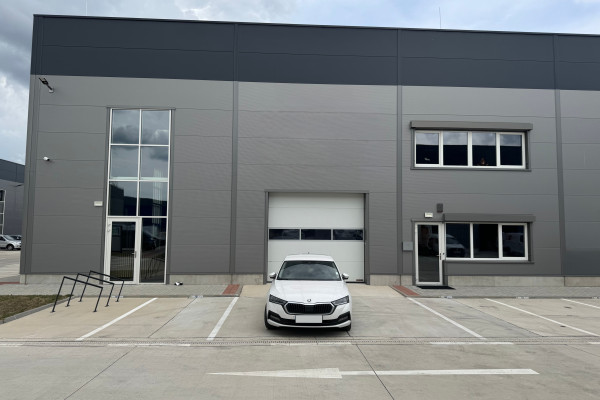 Prenájom rožného obchodno-skladového priestoru 421 m² s kanceláriou 127 m² v časti Bratislava Bory