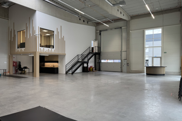 Corner retail & storage unit 421 m² with office space 127 m² for rent in the Bratislava Bory area