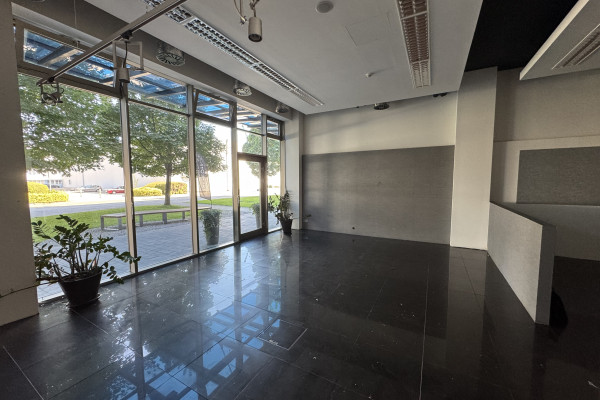 Prenájom prízemného obchodného priestoru 99 m² vo frekventovanej lokalite mesta Bratislava