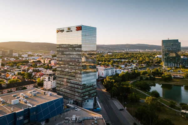 Prenájom novozrekonštruovaného samostatného kancelárskeho traktu 308 m² pri jazere Kuchajda v meste Bratislava