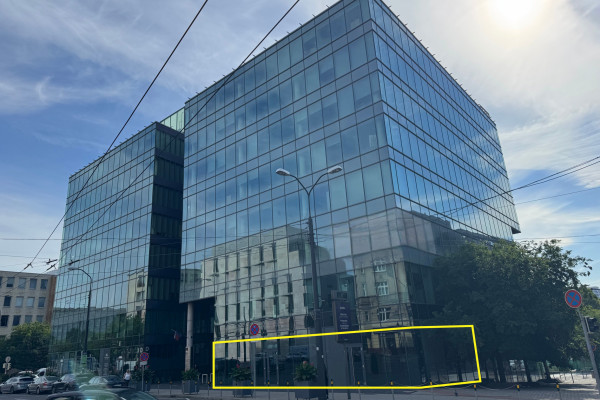 Prenájom rožného prízemného obchodného priestoru 241 m² na prémiovej adrese v meste Bratislava