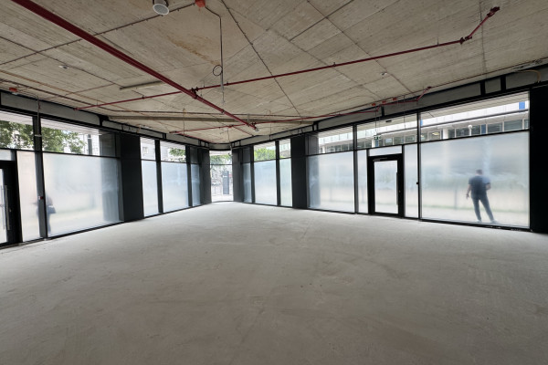 Prenájom rožného obchodného priestoru 147 m² v skvelej lokalite v centre mesta Bratislava