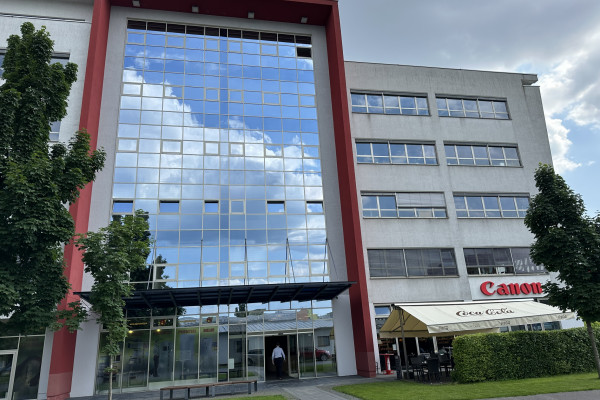 Prenájom 2 samostatných kancelárií 44,20 m² v Galvaniho biznis centre v meste Bratislava