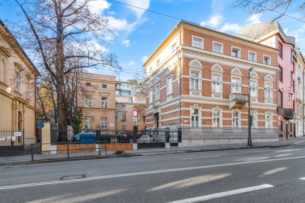 Prenájom samostatného kancelárskeho traktu 151,9 m² v zrekonštruovanej historickej budove na Štefánikovej ulici v meste Bratislava