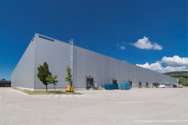 Prenájom skladových priestorov od 1750 m² vrátane kancelárií v meste Bratislava