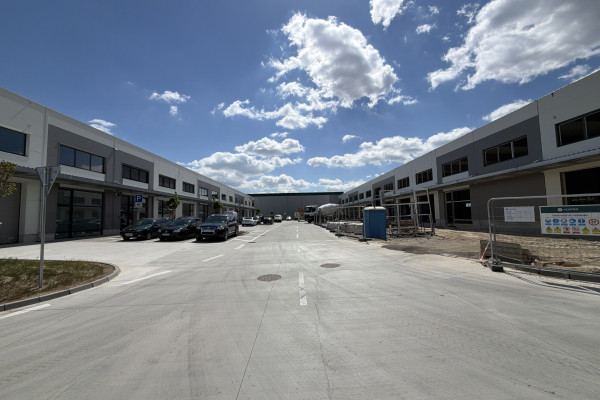 Predaj úplne nových obchodných skladov od 300 m² pri diaľnici D1 SENEC